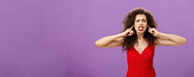 Kadın sırayla küfür ve tartışma duymaktan bıktı. Kırmızılı kıvırcık saçlı, güvensiz ve alıngan bir kadının portresi. Gözlerini kapatıyor ve rahatsız edici ve rahatsız edici konuşuyor.