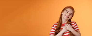 Sevecen, şefkatli kızıl saçlı sevgili aşkı hisset, gözlerini kapat, sırıtarak gülümse, avuçlarını sık, dokunmuş hisset, hayal kur, duyguların olsun, sempati göster lezzetli yemekler ye..