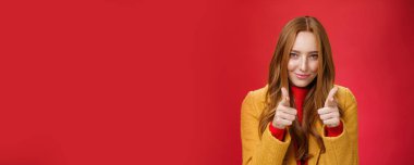 İyi işti. Harikaydı. Küstah ve arsız kızıl saçlı, çilli ve mavi gözlü güzel bir kadının portresi tatmin olmuş sırıtışıyla gülümsüyor..