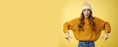 Müthiş bir tanıtım. Şaşırtıcı bir şekilde güzel görünümlü, alımlı genç bir kadın ilginç bir fotokopi çekmeyi teşvik ediyor dudakları kıvırıyor açık gözler işaret parmaklarını alt tarafa doğru çeviriyor..