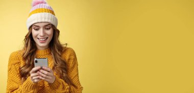 Şaşırmış güzel kız güzel haberler alıyor. Heyecan verici mesajlar alıyor. Akıllı telefon geniş gözler, cep telefonu ekranı, harika cep telefonu oyunları mesajları, kışları resim yolluyor..