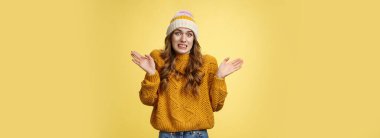 Özür dilerim, benim hatam. Garip, güvensiz, endişeli, sevimli, 20 'li yaşlardaki Avrupalı kız özür diliyor, arkadaşını rahatsız ediyor, sinirleniyor, el kaldırıyor, kafası karışmış, omuz silkiyor..