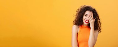 İş arkadaşları tarafından övülen, garip ve utangaç hisseden bir kadın. Ödül töreninde, turuncu arka planda poz veren neşeli bir gülümsemeyle solda beliren ödüllü bir kadın. Duygular