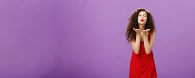 Çekici, Avrupalı bir kadın. Zarif gece elbisesinde kırmızı ruj ile kameraya doğru eğilmiş katlanmış dudaklar kameraya hava öpücüğü gönderiyor ağzının kenarında avuç içleri tutarak aşk ve tutkuyu ifade ediyor..