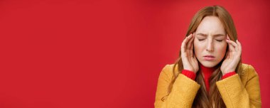 Düşünceleri bir arada tutmaya çalışan gergin ve bastırılmış hisseden, gözlerini kapatan, kaşlarını çatan, şakakları okşayan, baş ağrısı ya da migren hisseden, kırmızı arka plandaki düşüncelere odaklanan bir kız. Boşluğu kopyala