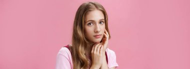 Woan olduğu gibi güzel hissediyor. Çekici, kadınsı ve narin, doğal saçları olan, hafif makyajlı, organik kozmetik cildiyle ilgilenen genç bir kız..