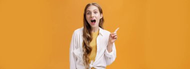 Bu fotokopi alanından sonra çenen düşecek. Karizmatik genç güzel bir kızın portresi. Dalgalı saçlı, ağzı açık. Sol üst köşeyi işaret ediyor..