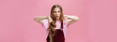 Vücut dili, hoşlanmama ve olumsuz görüş konsepti. Huysuz, huysuz, huysuz, kibirli, küçümseyen ve onaylamayan kız arkadaş portresi..