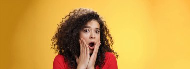 Şaşırmış kıvırcık saçlı, şok olmuş kadın dram kraliçesinin kapalı çekimleri, empati ve korkunun el ele tutuşup yanaklara dönmesi, şok edici haberleri duyunca hayrete düştü. Duygular konsepti