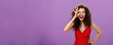 Hiç endişem yok. Neşeli, arkadaş canlısı ve mutlu, kıvırcık saçlı, zarif kırmızı elbiseli, el ele tutuşmuş, gülümseyen, göz hizasına bakarak iyi bir işaret veren güzel bir kadının portresi..