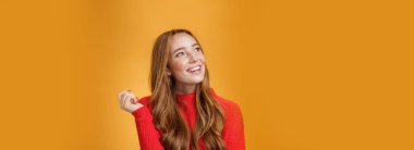 Nostaljik sevimli ve şehvetli Avrupalı bir kadının yakın plan çekimi. Güzel anıları var. Sol üst köşeye bakıyor..