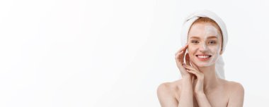 güzel model beyaz yüzünde kozmetik krem tedavisi uygulayarak