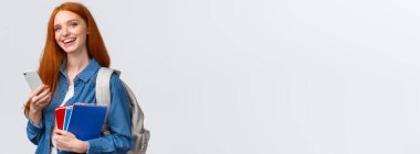 Karizmatik, mutlu, gülümseyen kızıl saçlı genç kız sırt çantalı, defterli üniversite öğrencisi, elinde akıllı telefon, mesajlaşan arkadaş, sohbet ya da taksi çağıran, sırıtan asansör kamerasını bekleyen..