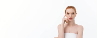 Güzel, taze, sağlıklı ve şehvetli kız beyaz arka plan üzerinde yakın çekim portresi.