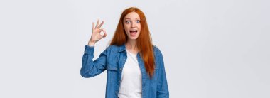 Muhteşemdi. Havalara uçmuş, heyecanlı ve şaşkın kızıl saçlı kız hayran oranları inanılmaz bir konser, harika bir partiye gitmiş, şaşkın ve şaşkın görün, mutlu gülümse, iyi bir jest yap, beğen ya da onayla.