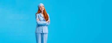 Yaşam tarzı, insanların kavramı. Gecelik ve uyku maskeli, kolları çapraz göğüslü neşeli, neşeli, enerjik bir sabah geçiren güzel, çekici, Avrupalı bir kadın. Boşluğu kopyala