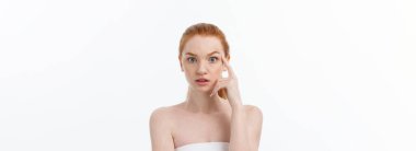 Güzel, taze, sağlıklı ve şehvetli kız beyaz arka plan üzerinde yakın çekim portresi.