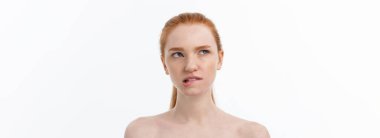 Güzel, taze, sağlıklı ve şehvetli kız beyaz arka plan üzerinde yakın çekim portresi.