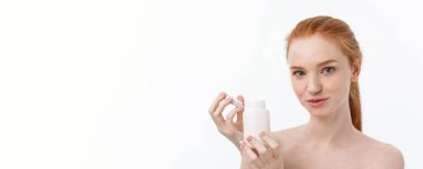 Güzel kız alarak ilaç gülümseyerek, şişe hap ile tutarak. Sağlıklı mutlu erkek yeme Pill.Vitamins ve takviyeleri, diyet beslenme kavramı