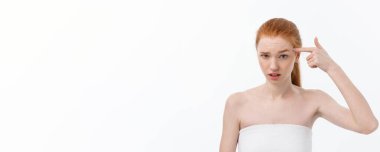 Üzgün ciddi genç kadın portre ile hayal kırıklığına yüz ifadesi... Kameraya bakarak beyaz zemin üzerine izole.