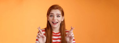 Heyecanlı, umut dolu, umut dolu, umut dolu kızıl kız lotoyu kazan, iyimser gülümse, inanca bak, hayalin gerçekleştiğine inan, şans dile, dilek dile, iyi haberi bekle, dua et, dua et, şans dile, turuncu geçmiş.