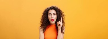 Mükemmel bir planım var. Heyecanlı, duygusal, kıvırcık saçlı, turuncu kesimli, kıvırcık saçlı, hareketli, kıvırcık dudaklı, kıvırcık dudaklı, kıvırcık saçlı bir kadın..