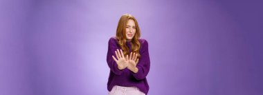 İğrençsin. Tiksinmiş kızıl saçlı kadının portresi geri adım atıyor ve reddederek avuçlarını sallıyor ve kötü kokudan ya da mor duvarın üzerinden gözlerini kısarak bakmıyor..