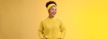 Karizmatik, tasasız bir yaşam tarzı stüdyosu Afrikalı-Amerikalı bir kadını vurdu. Arkadaşça gülüyordu. Soldan bakıyordu..