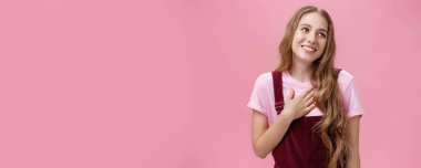 Kadife tulumlu sevimli beyaz gülüşü olan, göğsünde avuç içi tutan, iltifatlara minnettar bakışları olan sevimli, cana yakın bir kadının belden yumağı pozu. Vücut