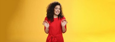 Kız, tiksinti ve tiksinti yüzünden yüzünü ekşitmekten nefret eder. Avuç içi kaldırmaktan kusmuk istemekten ve sarı arka planda rahatsız edici teklifi reddetmekten geri adım atmaktan nefret eder. Boşluğu kopyala