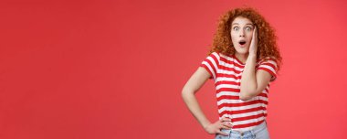 Şok olmuş, duygusal, kızıl saçlı, kıvırcık saçlı, kıvırcık saçlı, kıvırcık saçlı, patlak gözlü kameraya hayran kaldım..