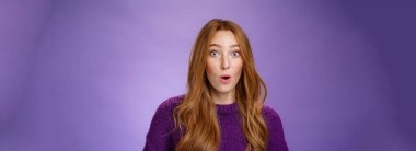 Şaşırtıcı bir karşılaşma. Şaşırmış ve etkilenmiş kızıl saçlı güzel bir kadının portresi geri çekiliyor, kaşlarını kaldırıyor hayret ve şaşkınlık içinde dudaklarını kıvırıyor..