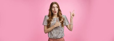 Çok ilginç. 20 'li yaşlarda alışveriş yapan genç ve çekici bir kızın portresi şaşırtıcıydı. Havalı tanıtımcı, katlanmış dudaklar, genişlemiş gözler, solu işaret eden heyecanlı gözler, pembe arka plan..