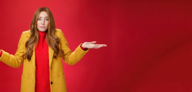 Bu yeni kim oldu? Masum ve sevimli kızıl saçlı, sarı ceketli, çilli, elleri yana doğru kıvrılmış, üzgün ve kasvetli suratını buruşturan, kırmızı duvardan habersiz ve cahil bir kız..