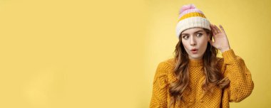 Yaşam tarzı. Şaşırdım, çekici, meraklı, genç bir kadın ilginç bir konuşma dinliyor, dudakları kıvırıyor, hayret verici, hayret verici.