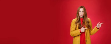 Yaşam tarzı. Kızgın ve gücenmiş, sarı ceketli, hayal kırıklığına uğramış kızıl saçlı, kaşlarını çatmış, kameraya sert ve ciddi bakan, nefret ve saldırganlıkla dolu bir kadın.