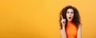 Mükemmel bir planım var. Heyecanlı, duygusal, kıvırcık saçlı, turuncu kesimli, kıvırcık saçlı, hareketli, kıvırcık dudaklı, kıvırcık dudaklı, kıvırcık saçlı bir kadın..