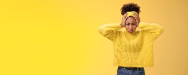 Sıkıntılı, kasvetli, şaşkın, çekici, afro-amerikalı kız sıkıntıya dayanamıyor, kafa patlatıyor, somurtuyor, endişeli, suratını asıyor, çözülemeyecek kadar kötü bir durumda..