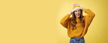 Yaşam tarzı. Vahşi, asi, iyi görünümlü, şık, beyaz kadın bağırarak eğleniyor, dikkatsiz, kapalı gözler dokunuyor, şapka takıyor, dans ediyor, favori şarkılar söylüyor, giyinip süslenip püsleniyorlar.