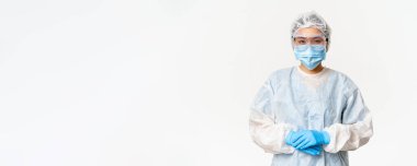 Asyalı doktor ya da hemşire portresi, kişisel koruma ekipmanları, kendine güvenen, hazır poz veren, beyaz arka plan.
