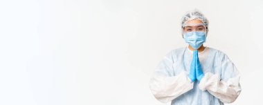 Lütfen aşılayın. Kişisel koruyucu ekipman içinde gülümseyen Asyalı kadın doktor ya da hemşire, yalvarma, rica etme hareketi, beyaz arka planda dikilme.