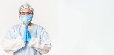 Lütfen aşılayın. Kişisel koruyucu ekipman içinde gülümseyen Asyalı kadın doktor ya da hemşire, yalvarma, rica etme hareketi, beyaz arka planda dikilme.