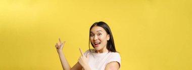 Covid-19 aşı konsepti. Kolunda yamayla reklam afişini gösteren, reklam veren ve gülümseyen mutlu Koreli kız..