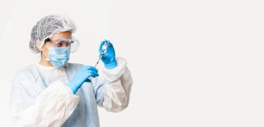 Asyalı hemşire ya da tıp doktorunun portresi şırıngayı kovid 19 aşısıyla dolduruyor, Coronavirüs aşısı yaptırıyor, beyaz arka plan.