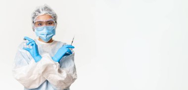 Covid-19 aşı ve sağlık konsepti. Koronavirüs aşısı covid-19 ve şırınga beyaz arka plan gösteren Asyalı kadın doktor ya da hemşire..