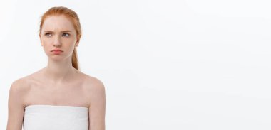 Güzel, taze, sağlıklı ve şehvetli kız beyaz arka plan üzerinde yakın çekim portresi.