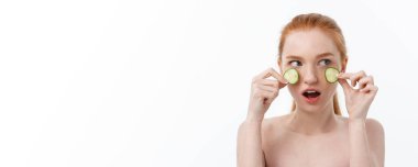 Güzel temiz cilt çekici genç kadın. Beyaz maske ve salatalık. Güzellik bakımı ve kozmetik spa terapisi. Beyaz arka plan.