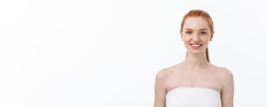 Güzel kadın teninin bakımını sağlıklı saçlar ve cilt yakından güzellik portresi