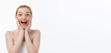 Mutlu güzel kız mutlu gülümseyerek ve göz stright gülüyor. Etkileyici yüz ifadeleri. Kozmetik ve Spa, cilt bakım modeli.