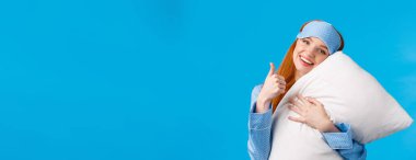 Sağlıklı bir uykuya evet demek. Maskeli, gecelikli, neşeli, kızıl saçlı bir kadın. Yumuşak yastığına sarılıp onayını veriyor..